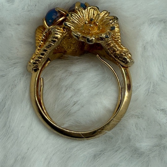 Avon Gold Ring with Floral Design and Opal Stones - Picture 8 of 10